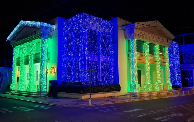 Nuestra Alcaldía de Moca luce más hermosa que nunca, iluminada con el espíritu que nos une como pueblo. Cada luz representa esperanza, alegría y el deseo de seguir construyendo juntos una ciudad llena de vida.¡Que esta Navidad ilumine nuestros hogares y nuestros corazones!#Moca #Navidad2025 #AlcaldíaDeMoca #LucesNavideñas