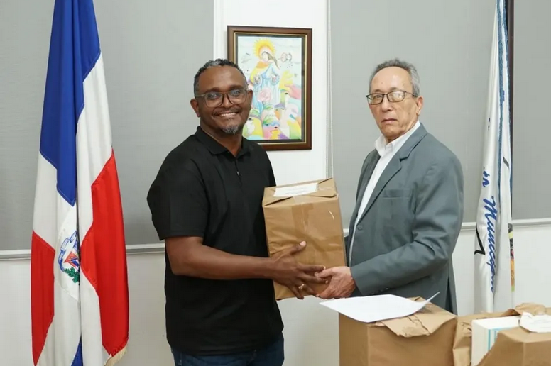 El Ayuntamiento de Moca fortalece la educación en centros penitenciarios con importante donación de libros