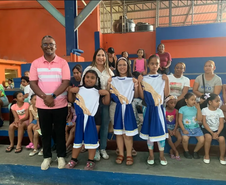 Ayuntamiento entrega nuevos uniformes al grupo de Pequeñas Batoneras.