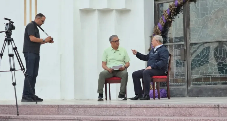 En un escenario de gran valor histórico y espiritual, el alcalde del municipio de Moca, Miguel Guarocuya Cabral.