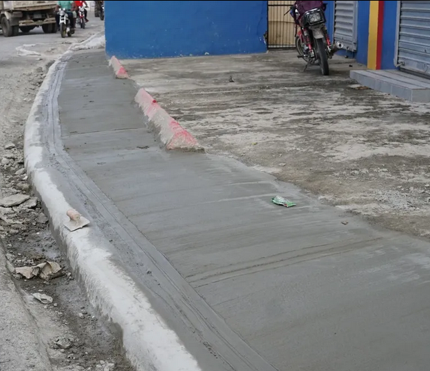 Alcaldía de Moca intensifica plan de aceras y contenes en el sector Pueblo Arriba