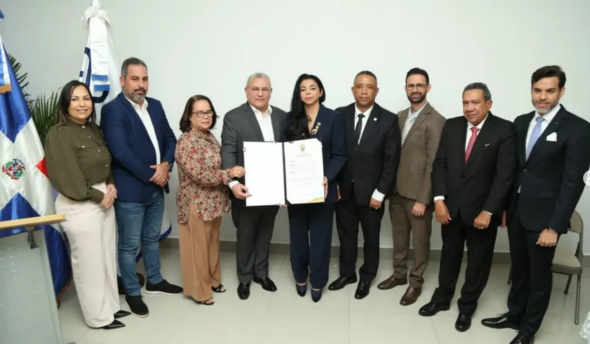 Yenny Berenice Reynoso dicta magistral conferencia en Moca y es declarada «Huésped Distinguida»