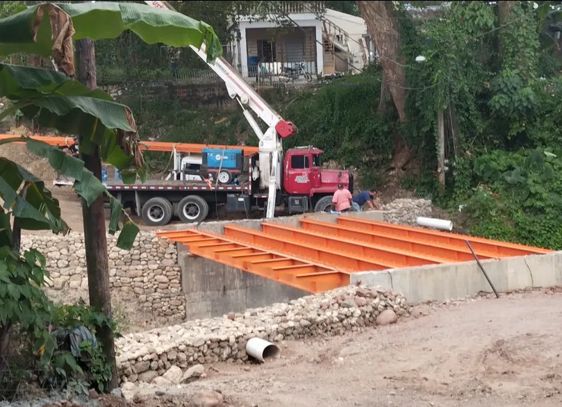 Avanza construcción del puente La Piragua-La Soledad: concluye fase de instalación de vigas de acero.