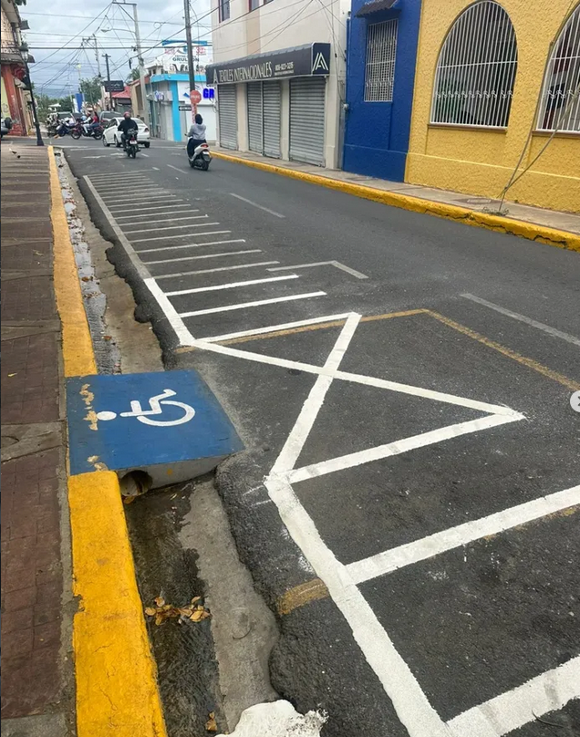 Avanzan trabajos de señalización y ordenamiento de parqueos en el marco del Plan de Seguridad Vial de Moca