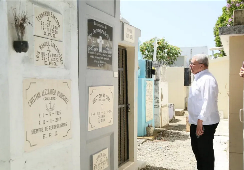 En un emotivo acto de recordación y respeto, el alcalde de este municipio, Miguel Guarocuya Cabral, se unió este domingo a las miles de familias mocanas y visitantes que acudieron al Cementerio Municipal con motivo de la celebración del Día de las Madres.